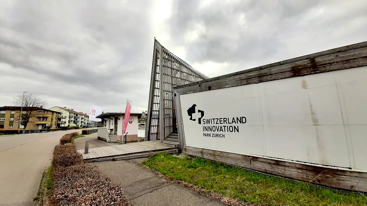 Der Pavillon an der Wangenstrasse ist derzeit das sichtbarste Element des Innovationsparks. Doch bereits sind diverse neue Gebäude ausgesteckt. Ein Augenschein auf einem Areal mit Neubauten und kleineren Baustellen.